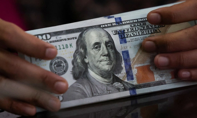 Anemployeeholdsusdollarbanknot 9938 8808 1746503290