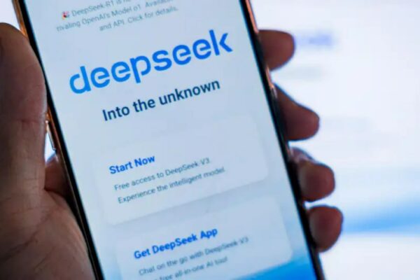 AQSh DeepSeek sun’iy intellekt chatbotini Xitoy armiyasiga yordam berishda aybladi