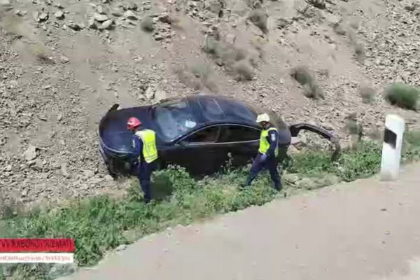 Qamchiq dovonida BYD xandaqqa tushib ketdi