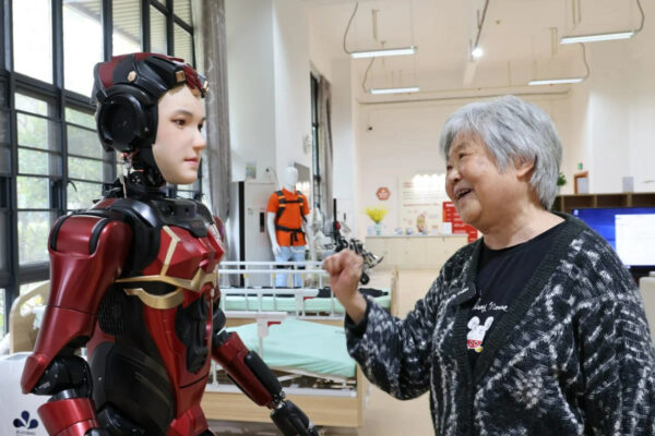 Xitoy keksalarga yordam beradigan robotlarni sinovdan o‘tkazishni boshlaydi