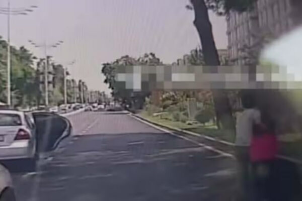 Toshkentda yo‘lovchi qiz harakatlanib ketayotgan Nexia’dan sakradi