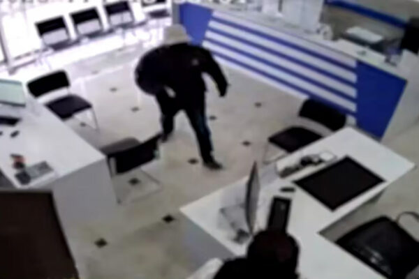 Toshkentdagi bankda o‘yinchoq to‘pponcha bilan bosqinchilik qilgan erkak jazolandi