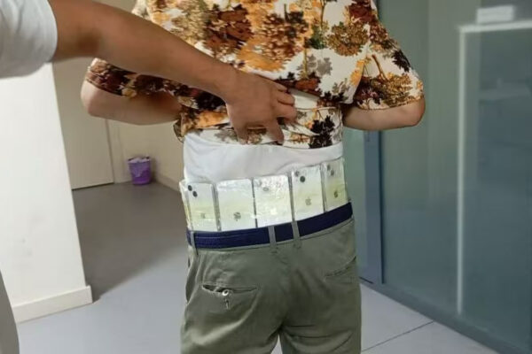 Toshkent viloyati chegarasida 180 ta iPhoneʼni yashirin olib o‘tayotgan “yo‘lovchi”lar ushlandi