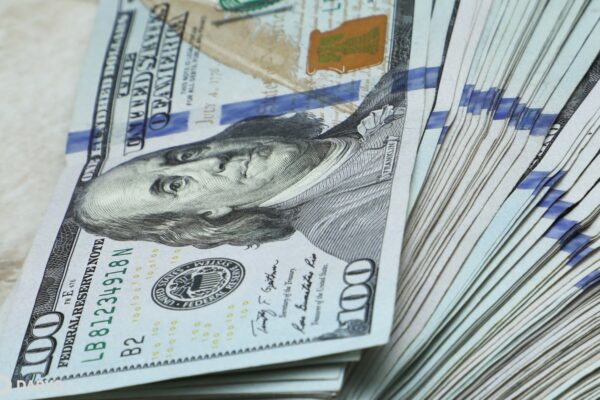 O‘zbekistonda dollar kursi yana 12 700 so‘mdan oshdi