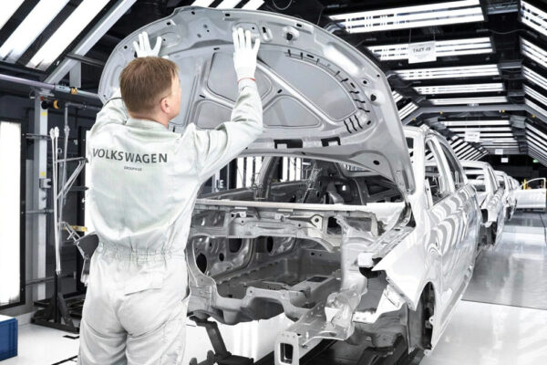 EY: Germaniya avtosanoati bir yilda 50 000 ish joyini qisqartirdi