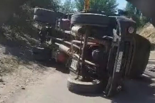 Toshkent viloyatida yuk mashinasi Cobalt’ga urilib, ag‘anadi va yonib ketdi