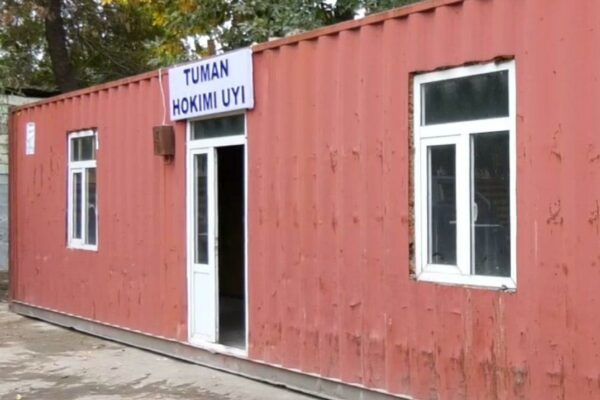 Norin tumani hokimi prezident tanqid qilgan mahallaga konteyner uyga ko‘chib o‘tdi