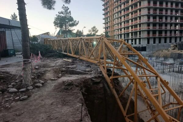 Chilonzorda qurilish krani qulab tushdi. Qurbon bor