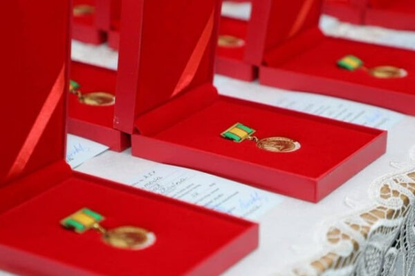 “Ijtimoiy himoya fidoyisi” ko‘krak nishoni joriy etildi — taqdirlanganlarga pul mukofoti ham beriladi