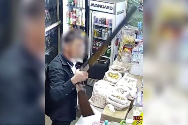 Qamchiqda miltiq ko‘targan erkak do‘konga kirib, sotuvchi ayolni jarohatladi