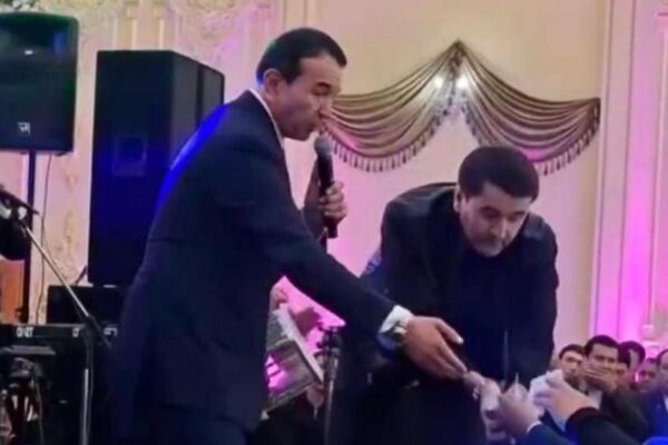 Aksilkorrupsiya agentligi Ozodbek Nazarbekovni to‘yda pul olgani uchun jazolashni taklif qildi