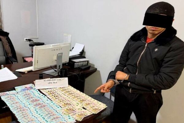 Namanganda 45 mln so‘mlik qalbaki pulni sotmoqchi bo‘lgan yigit ushlandi