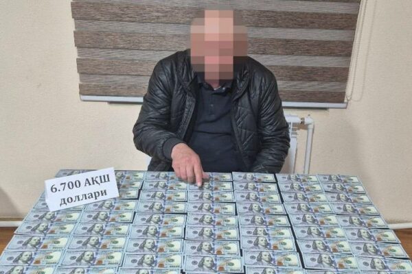 Jizzaxda hokimlik xodimi 6,7 ming dollar olayotganda ushlandi